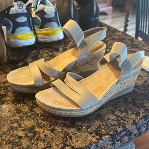 Yuu Cream Wedge Sandals